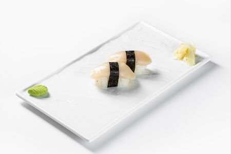 Классические суши с гребешком