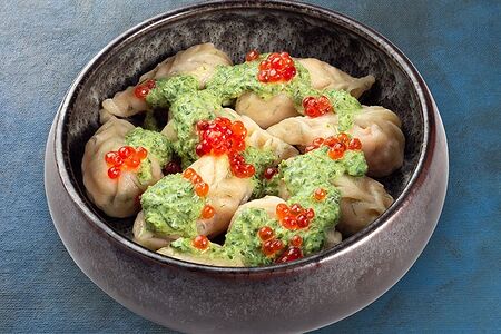 Вареники с семгой под сырно-шпинатным соусом