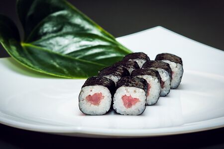 Ролл с тунцом