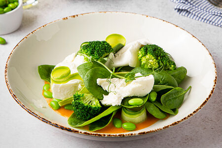 Зеленый салат с эдамаме и моцареллой
