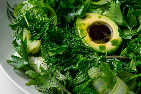 Зеленый салат с авокадо и лимонным дрессингом