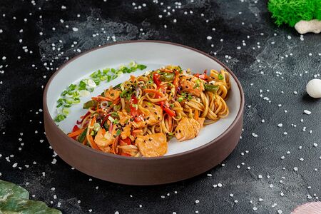 Лапша яичная с лососем терияки