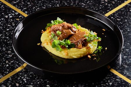 Говяжьи щёчки с картофельным пюре