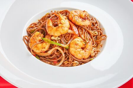 Гречневая лапша с креветкой в устричном соусе