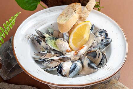 Мидии в сливочно-чесночном соусе с хрустящим багетом