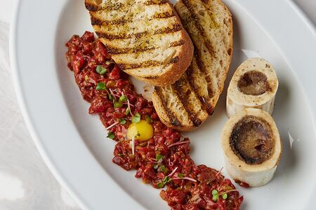 Тартар из говядины с костным мозгом