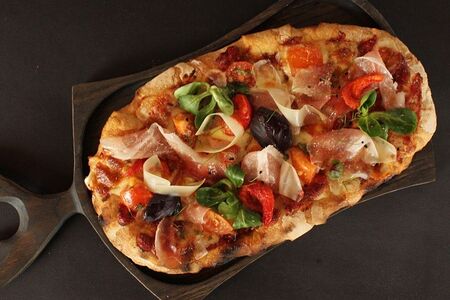 Не пицца с телятиной и томатом конфи