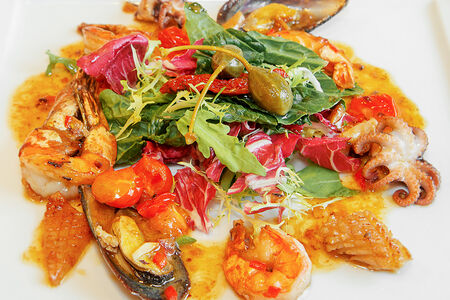 Салат с обжаренными морепродуктами