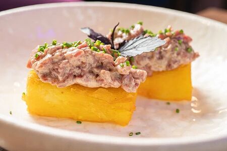 Тартар из говядины на картофельном гратене