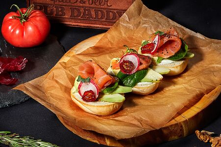 Брускетта с лососем