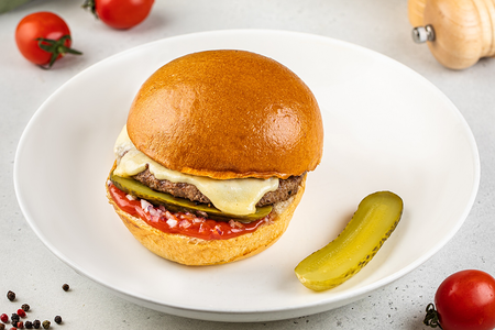 Чизбургер с мраморной говядиной, маринованнымогурцом, луком и кетчупом