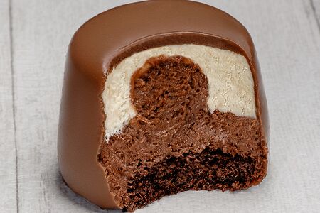 Два слоя из белого и темного шоколада