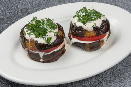 Жареные баклажаны с помидорами и соусом