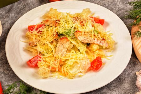 Салат Цезарь с курицей