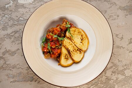 Салат с печеными овощами и локальным подкопченным сулугуни