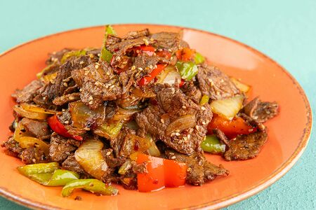 Говядина с тмином и овощами