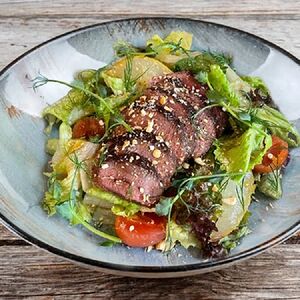 Легкий зеленый салат с утиной грудкой