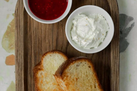 Бриошь, масло, джем