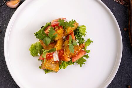 Салат с баклажанами, томатами и страчателлой в кисло-сладком соусе