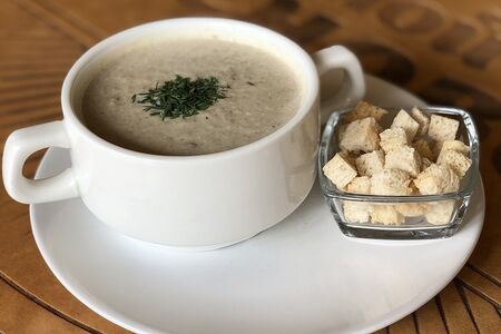 Суп-пюре грибной с гренками