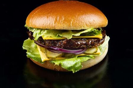 Бургер с говядиной и булочкой бриошь