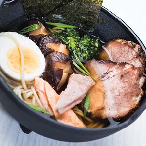 Суп-лапша со свининой и яйцом