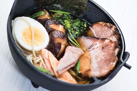 Суп-лапша со свининой и яйцом