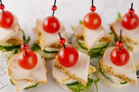Канапе с жареным цыпленком и помидорами черри