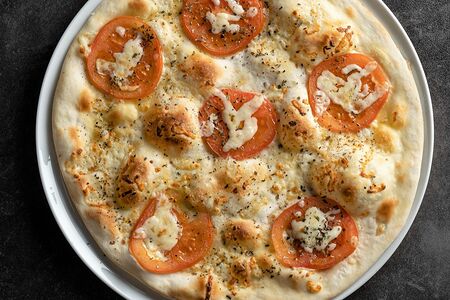 Фокачча с сыром и помидорами