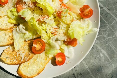 Салат Цезарь с лососем