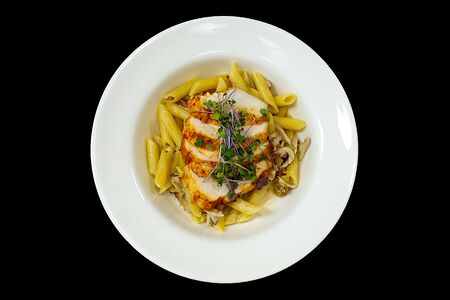 Паста пенне с курицей, беконом и вешенками