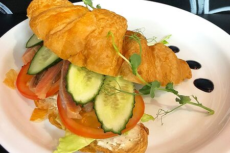 Круассан с сырным муссом с авокадо и семгой слабой соли