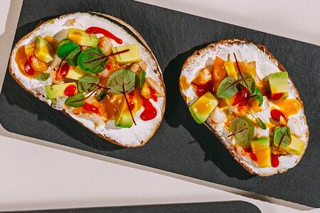 Брускетта с тигровой креветкой