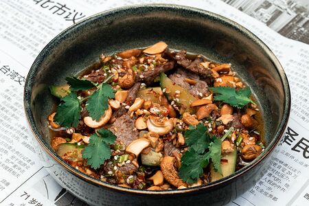 Салат с говядиной и битыми огурцами