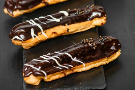 Эклер шоколадный