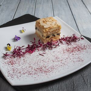 Миндальный торт с черносливом