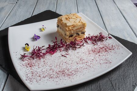 Миндальный торт с черносливом