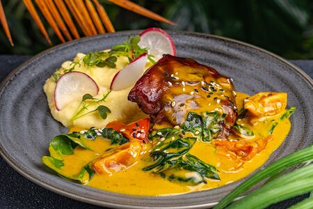 Бедро индейки с картофельным пюре