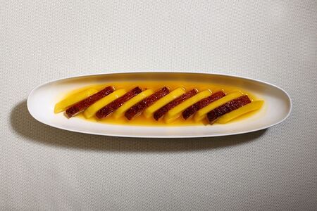 Утка с манго в апельсиновом соусе