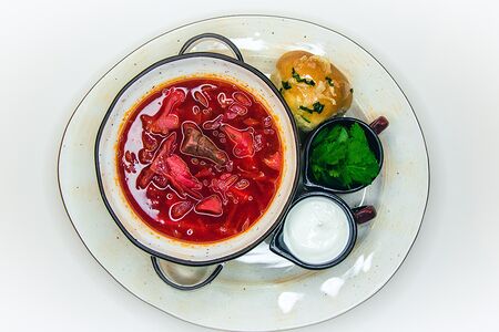 Борщ с кинзой и чесночной пампушкой