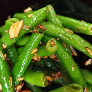 Фасоль стручковая с чесноком