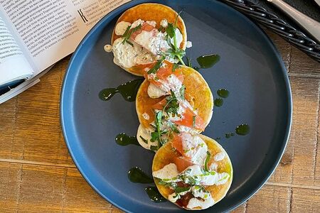 Оладьи с лососем и соусом тар-тар