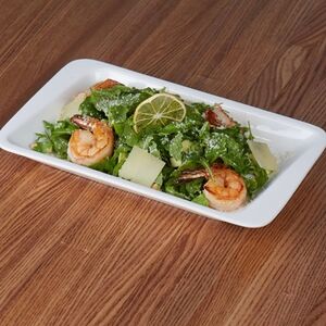 Салат с креветками, авокадо и руколой