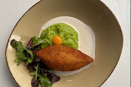 Котлета по-киевски с картофельным пюре и сырным соусом