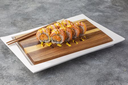 Ролл гриль-лосось со спайси крабом и соусом манго