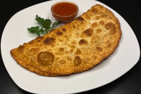 Чебурек по-забайкальски с помидорами и сыром