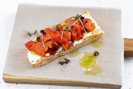 Брускетта с печеным перцем и творожным сыром