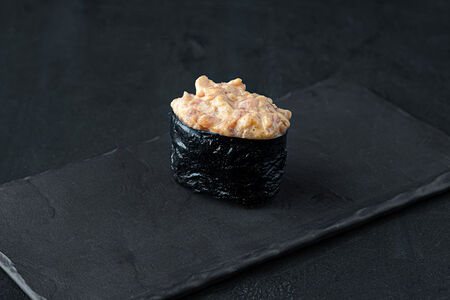 Гункан с лососем