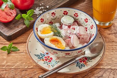 Домашний салат из овощей с яйцом