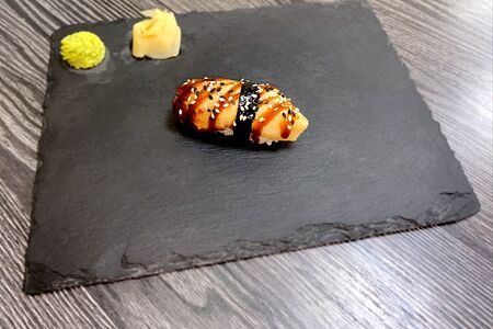 Суши с угрём